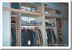 Schlafzimmer Schrank geöffnet